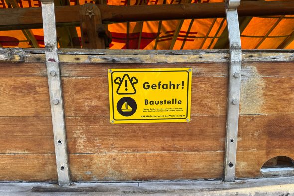 Schild "Gefahr Baustelle" an dem alten Schiff am Jugendheim Raeren