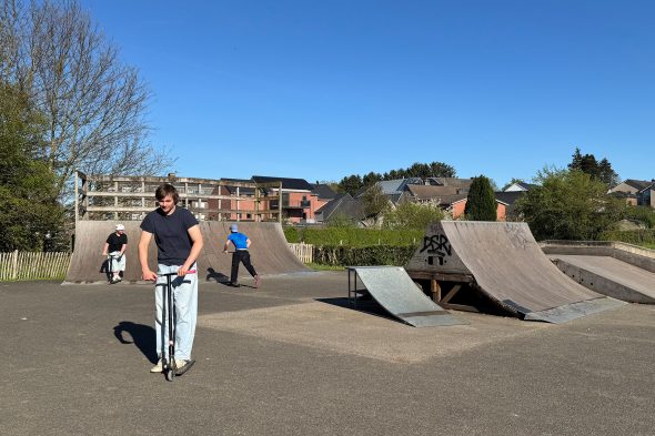 Jugendliche mit Rollern am Skatepark am Jugendzentrum Area 48