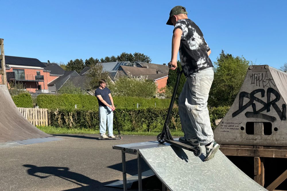 Jugendliche mit Rollern am Skatepark am Jugendzentrum Area 48
