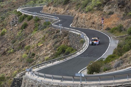 Der Hyundai von Thierry Neuville/Martijn Wydaeghe bei der Rallye Kanarische Inseln auf einer kurvigen Straße in den Bergen