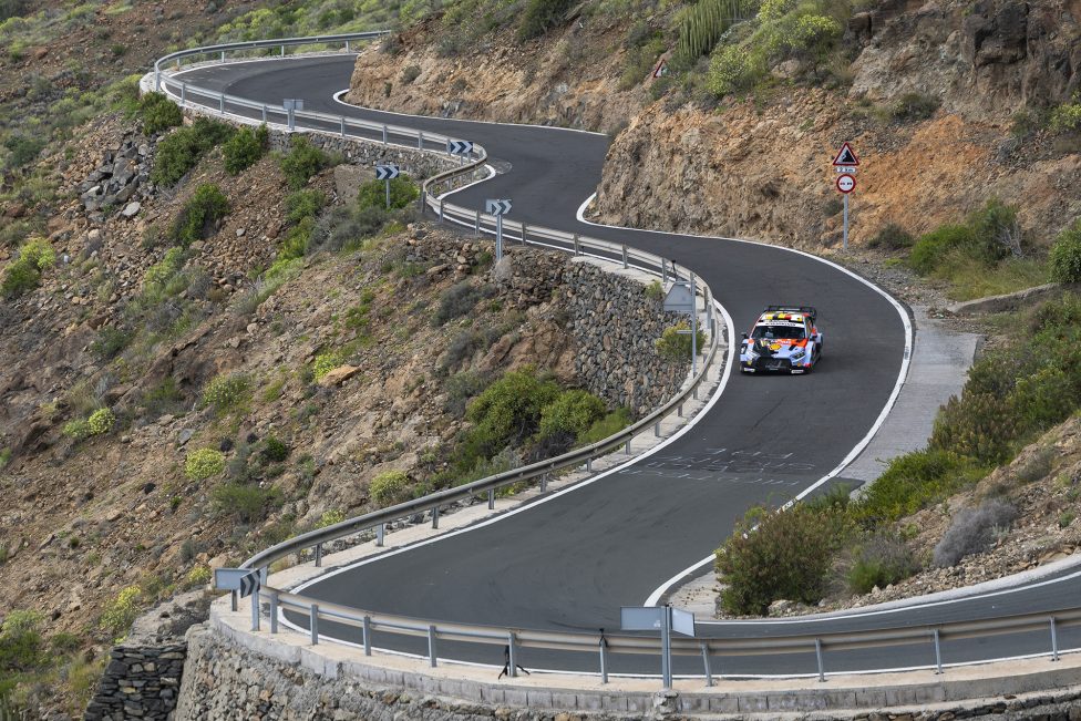 Der Hyundai von Thierry Neuville/Martijn Wydaeghe bei der Rallye Kanarische Inseln auf einer kurvigen Straße in den Bergen