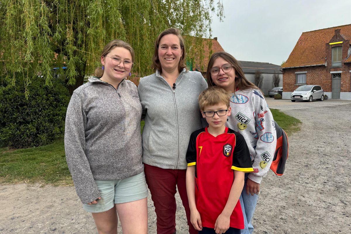 Landwirtin Lies Sampers und ihre Kinder Noor, Tom und Lotte posieren für ein Gruppenfoto