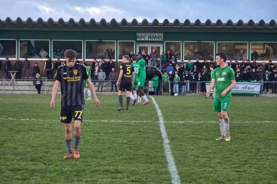Spielszene mit Spielern des KFC Amel und der Union Walhorn in der Nähe des Mittelkreises