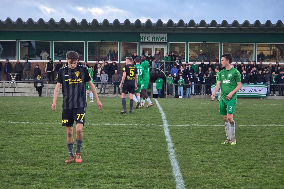 Spielszene mit Spielern des KFC Amel und der Union Walhorn in der Nähe des Mittelkreises