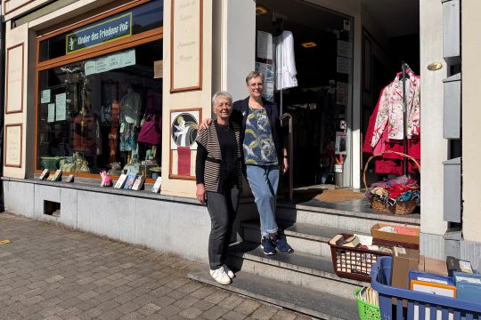 Zwei ehrenamtliche Helferinnen vor dem Geschäft "Kinder des Friedens" in Eupen
