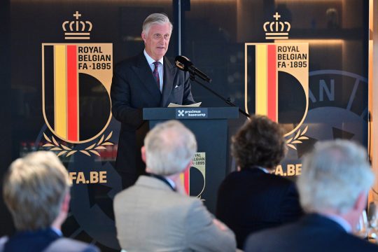 König Philippe bei einer Ansprache in Tubize im Rahmen seiner interregionalen Handelsmission