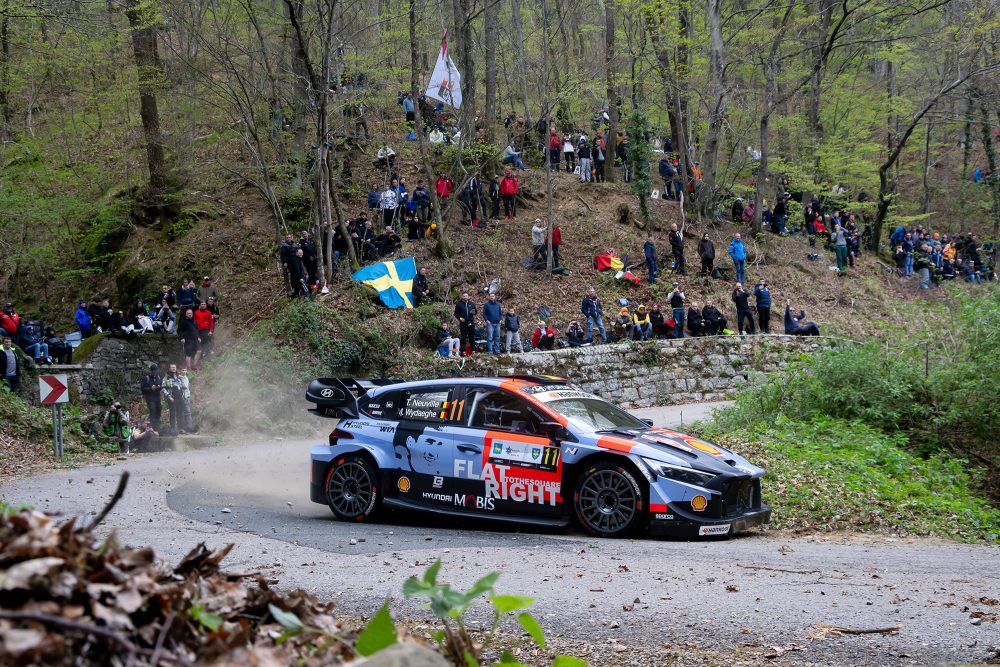 Thierry Neuville/Martijn Wydaeghe beim Shakedown der Rallye Kroatien - auf der Seite des Autos sieht man ein Bild von Craig Breen