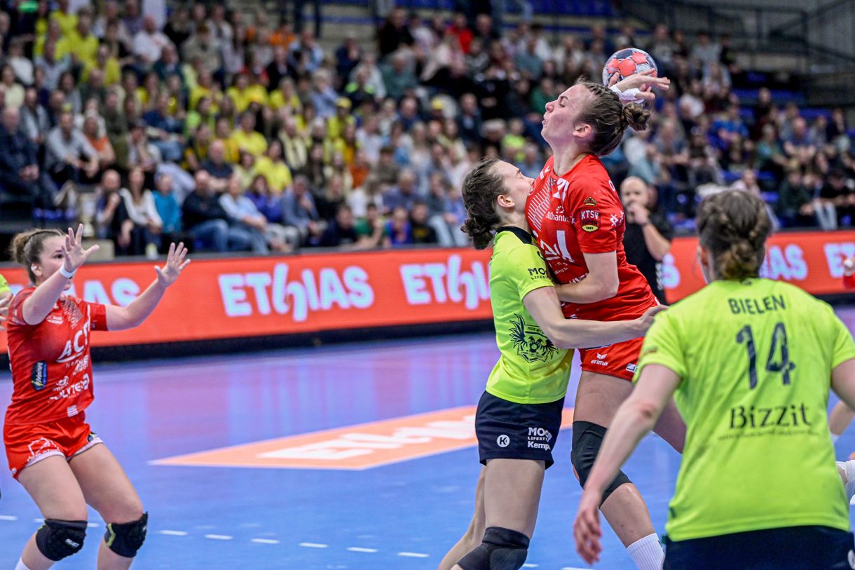 Spielerinnen in Aktion beim Spiel der KTSV Eupen vs Sint-Truiden