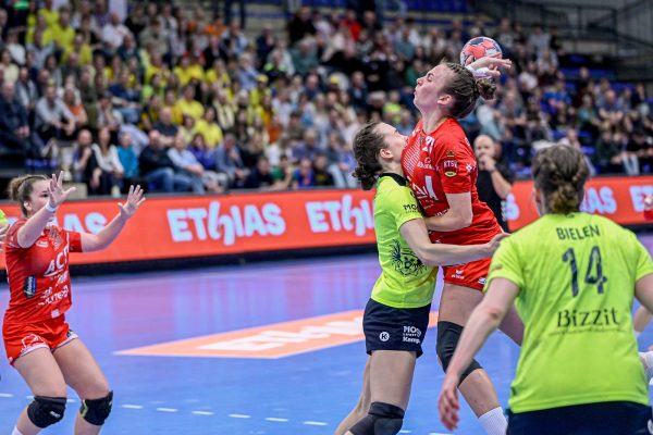 Spielerinnen in Aktion beim Spiel der KTSV Eupen vs Sint-Truiden