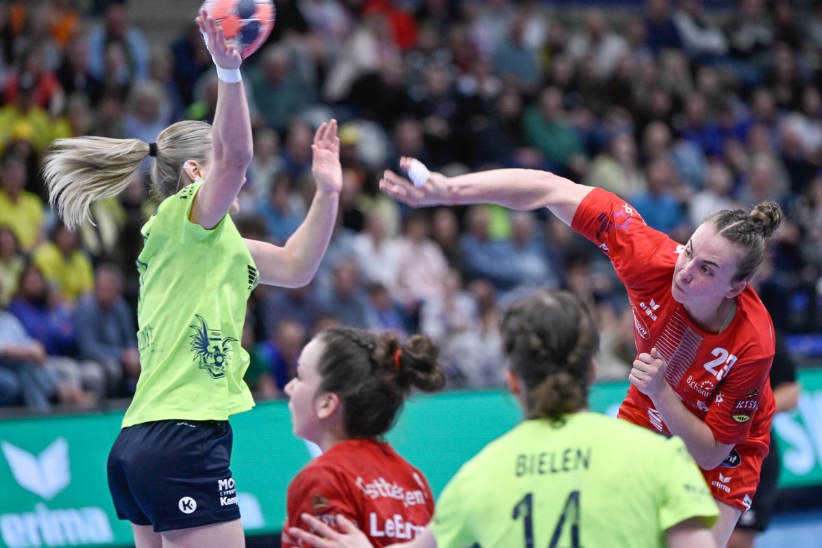 Spielerinnen in Aktion beim Spiel der KTSV Eupen vs Sint-Truiden