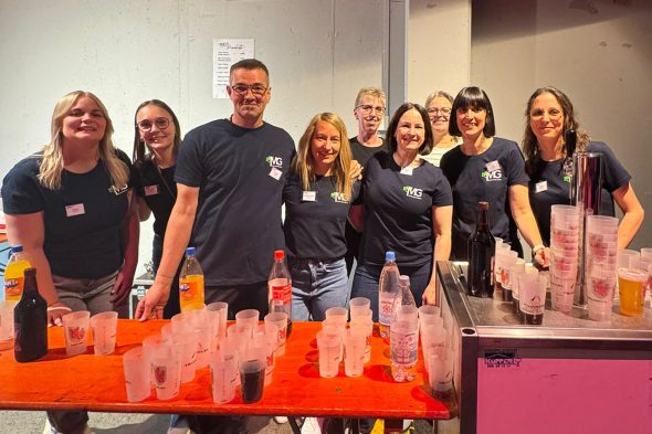 Lehrer hinter der Theke im Triangel