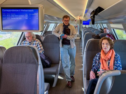 Bernd Müllender liest zum Tag des Buches im Zug und