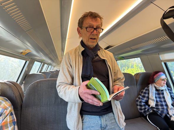 Bernd Müllender liest zum Tag des Buches im Zug und
