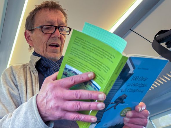 Bernd Müllender liest zum Tag des Buches im Zug und