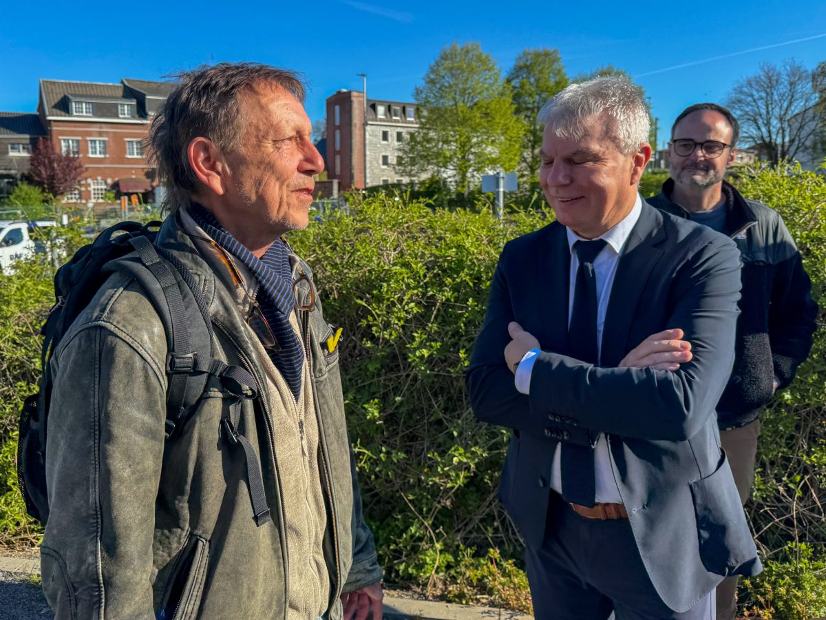 Bernd Müllenderund DG-Minister Gregor Freches am Bahnhof in Eupen