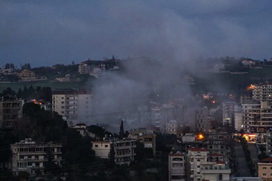 Rauch steigt über dem Ort eines israelischen Luftangriffs auf, der die südlibanesische Stadt Nabatieh getroffen hat