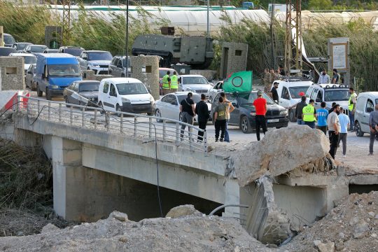Vertriebene im Libanon kehren an den laufenden Wiederaufbauarbeiten vorbei zu ihren Häusern zurück