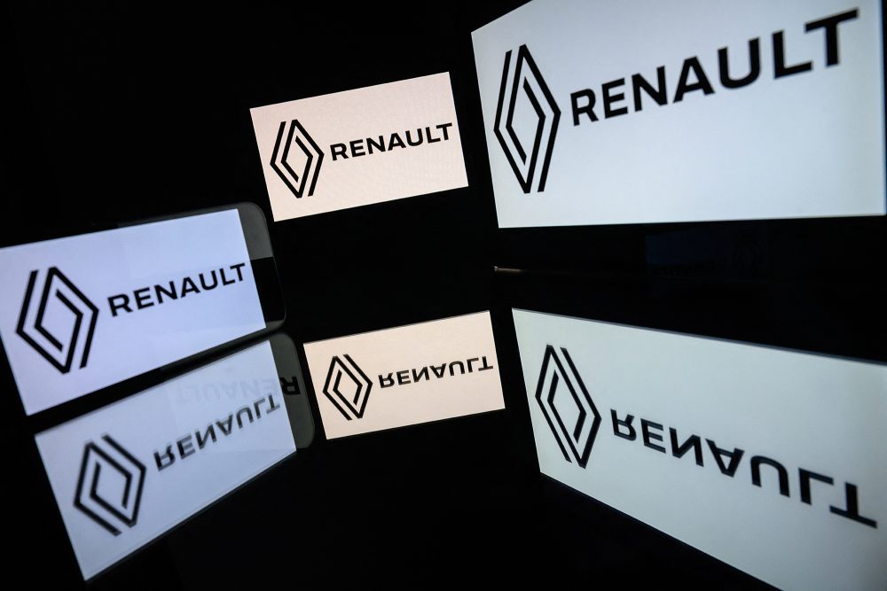 Das Logo von Renault wird auf mehreren Monitoren angezeigt
