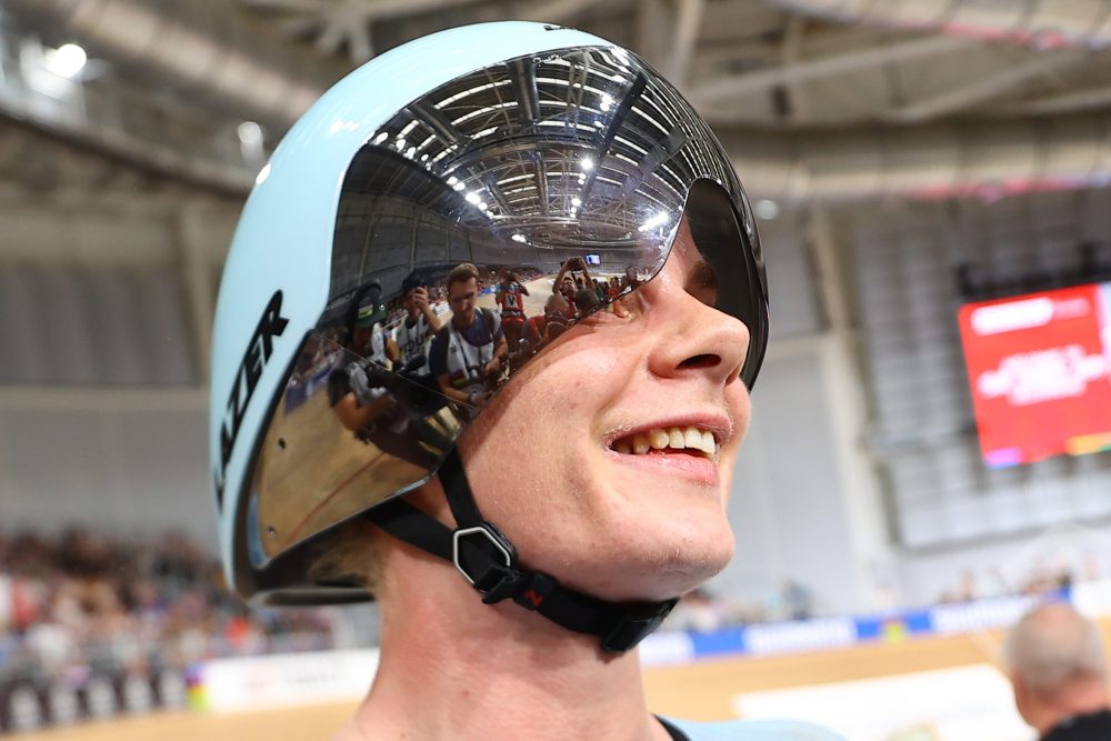 Lotte Kopecky in Nahaufnahme mit Bahnrad-Helm auf dem Kopf