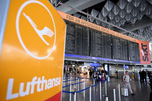 Leere Lufthansa-Schalter am Frankfurter Flughafen