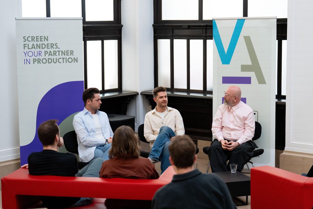 Produzent Michiel Dhont, Regisseur Lukas Dhont und Drehbuchautor und Schauspieler Angelo Tijssens bei einer Pressekonferenz, im Hintergrund ein Werbebanner von Screen Flanders, der wirtschaftlichen Fördermaßnahme der flämischen Regierung zur Unterstützung von Spielfilmen und Serien in Flandern
