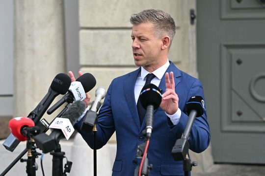 Der ungarische Wahlsieger Peter Magyar bei einer Pressekonferenz in Budapest