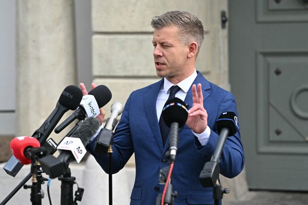 Der ungarische Wahlsieger Peter Magyar bei einer Pressekonferenz in Budapest