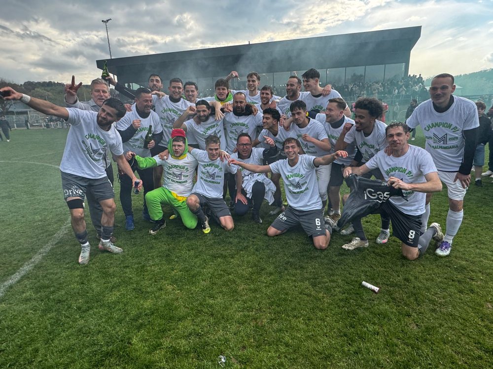 Die Spieler des RFC Malmundaria versammeln sich zum Jubelfoto