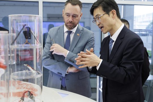 Maxime Prevot besucht das Unternehmen Syensqo in Shanghai am 28. April 2026
