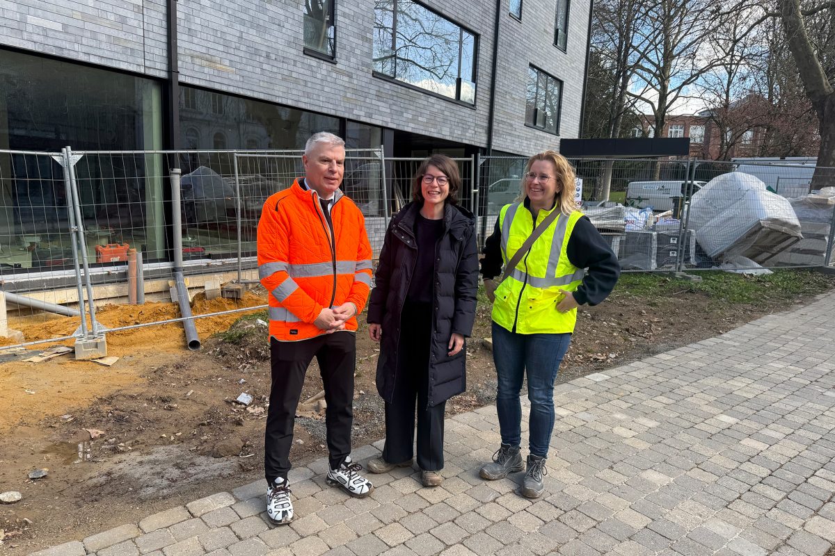 Minister Gregor Freches, Medienzentrum-Leiterin Eliane Richter und Nora van Aefferden, zuständige Referatsleiterin im Ministerium der DG (Bild: Manuel Zimmermann/BRF)