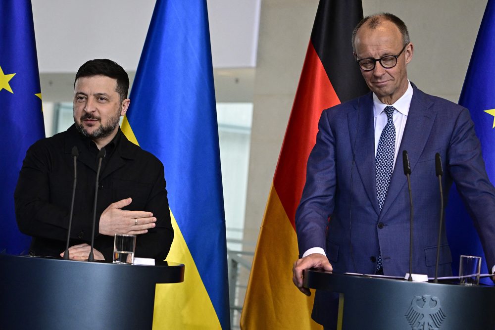Der ukrainische Präsident Selenskyj und der deutsche Bundeskanzler Merz bei einem Pressestatement
