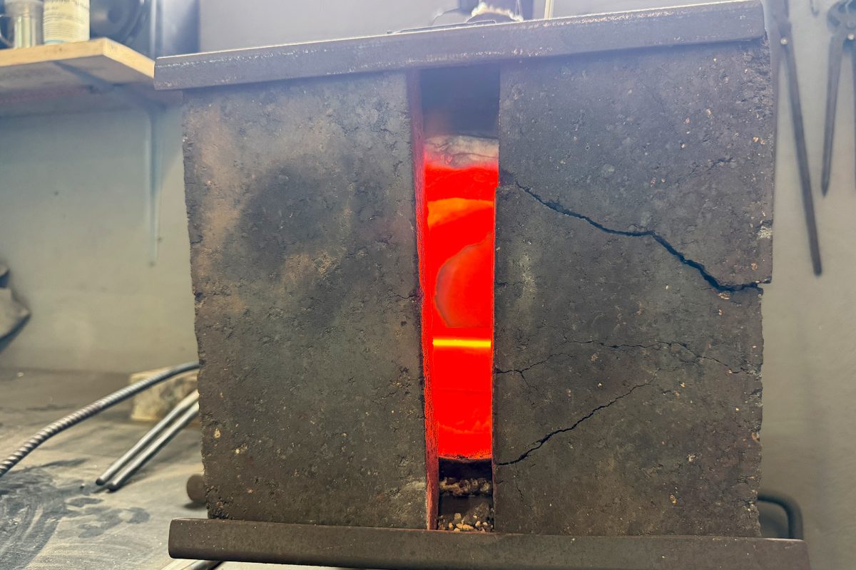 Im Ofen glüht Metall hellrot