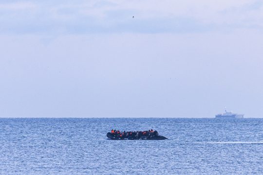 Migranten auf Boot im Ärmelkanal