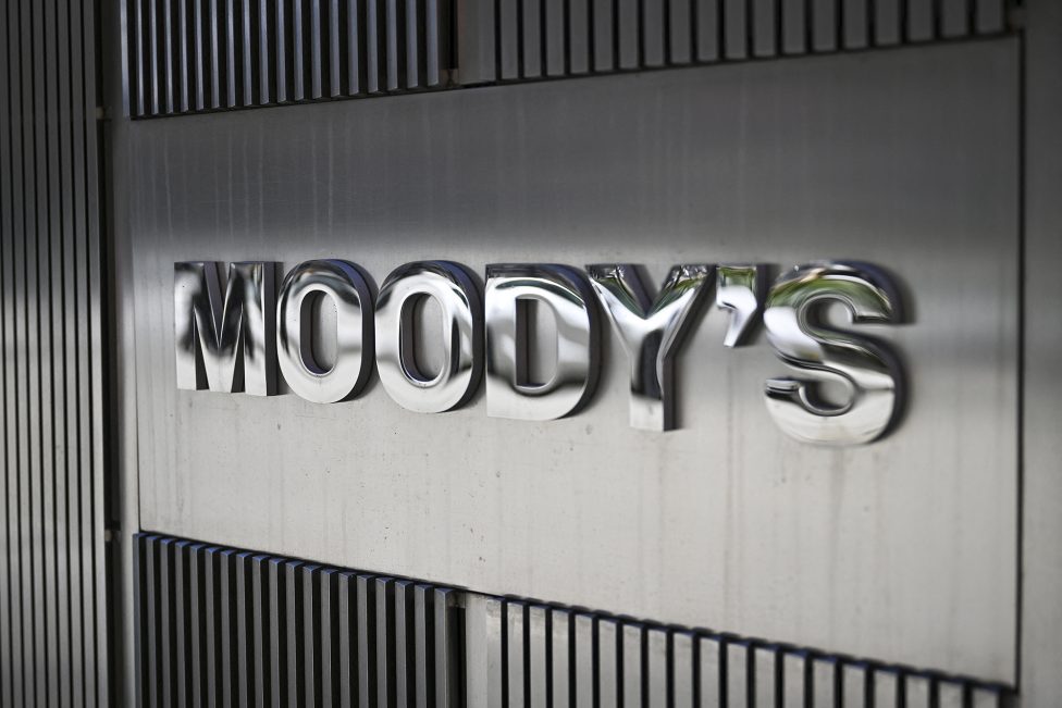 Schild mit der Aufschrift Moody's am Hauptsitz der Ratingagentur in New York