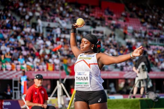 Kugelstoßerin Nafy Thiam in Aktion