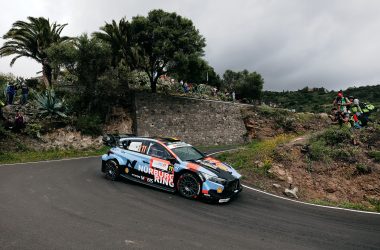 Der Hyundai von Thierry Neuville/Martijn Wydaeghe bei der Rallye Kanarische Inseln in einer Kurve, im Hintergrund sind Zuschauer zu sehen