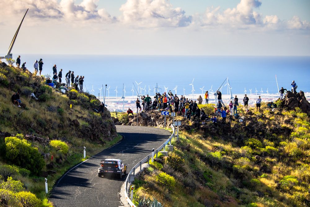 Rallye Kanarische Inseln im Toyota auf einer Straße in den Bergen