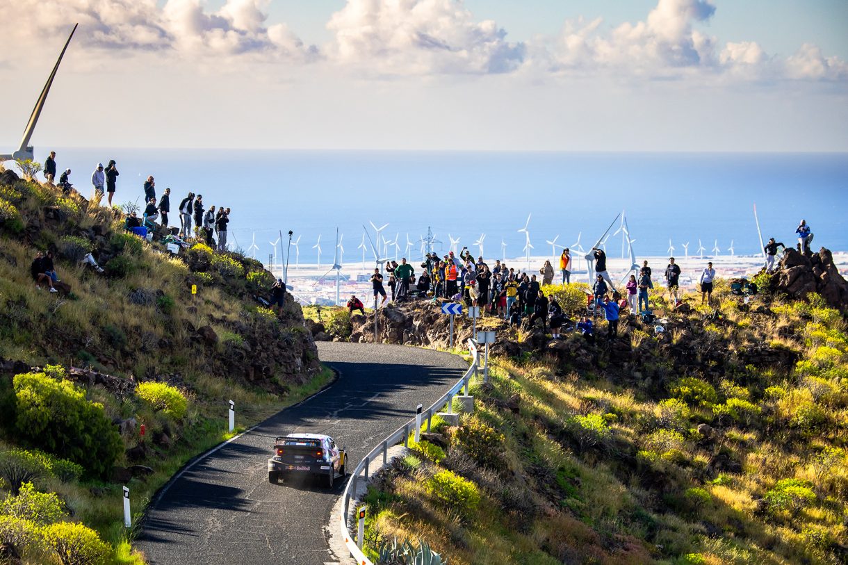 Rallye Kanarische Inseln im Toyota auf einer Straße in den Bergen