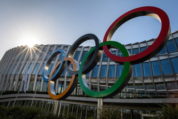 Olympische Ringe vor dem Hauptsitz des Internationalen Olympischen Komitees in Lausanne