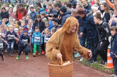 Der Osterhase beim Osterlauf in Eupen 2026