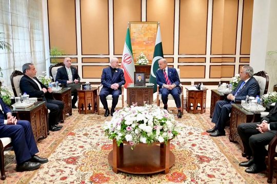 Die pakistanische und die iranische Delegation, darunter Pakistans Premierminister Sharif (Mitte rechts) und der iranische Parlamentspräsident Ghalibaf (Mitte links) in Islamabad