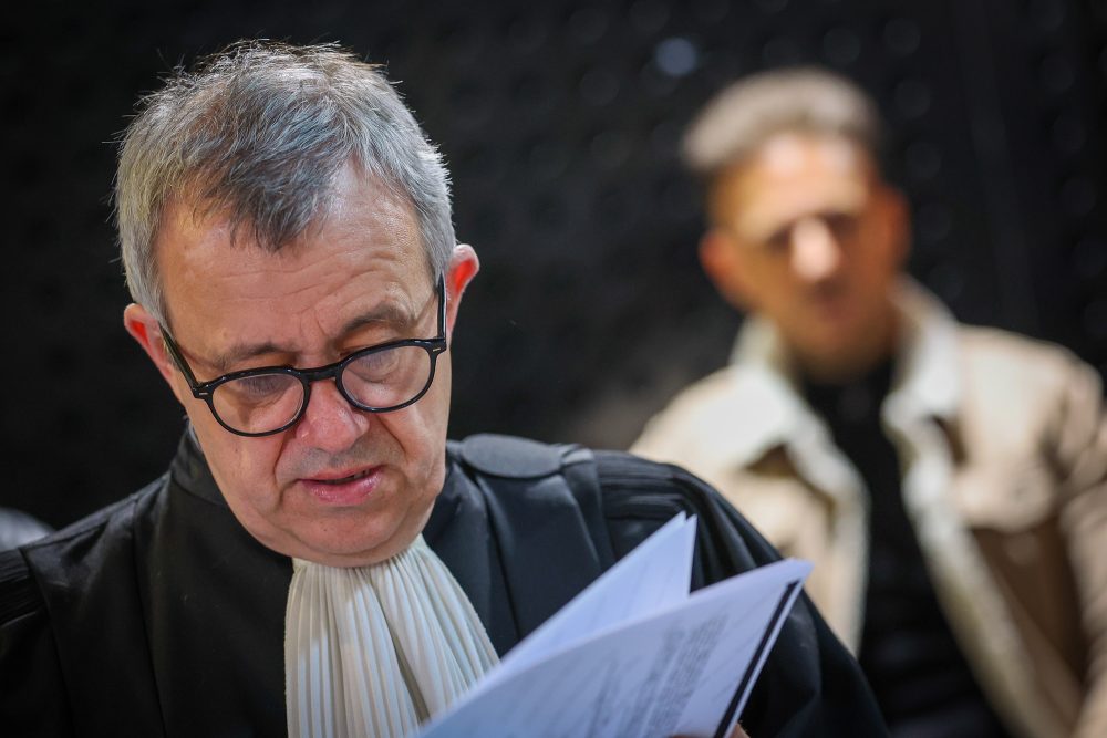 Frank Discepoli, Anwalt von Paolo F., der im Hintergrund zu sehen ist