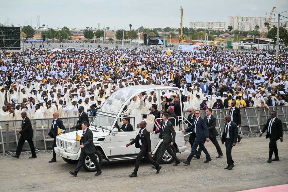 Papst Leo XIV bei seiner Ankunft in Kilamba