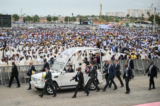 Papst Leo XIV bei seiner Ankunft in Kilamba