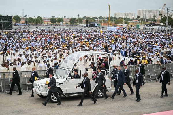 Papst Leo XIV bei seiner Ankunft in Kilamba