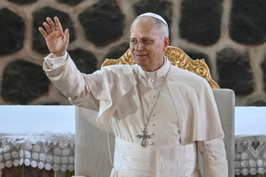 Papst Leo XIV. in der Kathedrale in Bamenda, dort winkt er den Gläubigen zu