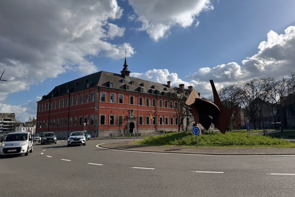 Verkehr am Parlamentsgebäude in Namur