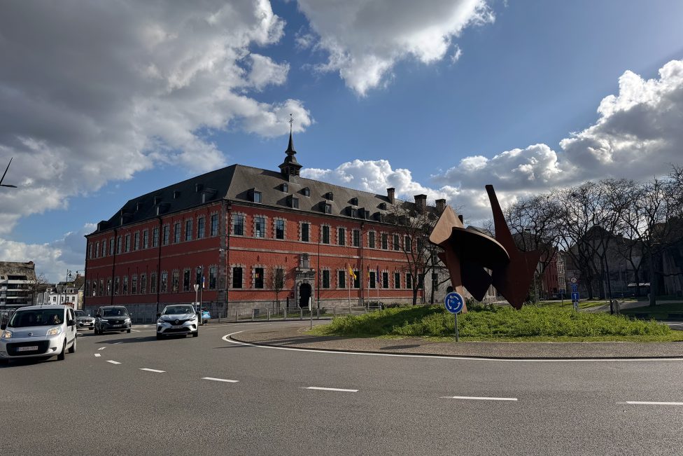 Verkehr am Parlamentsgebäude in Namur