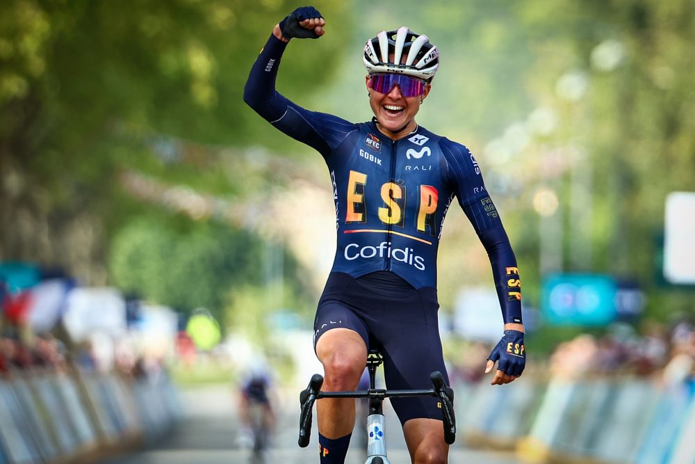 Die spanische Radsportlerin Paula Blasi jubelt beim EM-Sieg im U23-Straßenrennen der Damen im französischen Drome-Ardeche im Oktober 2025
