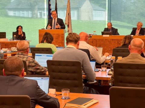DG-Ministerpräsident Oliver Paasch bei der Vorstellung der Haushaltsanpassung im PDG am 27. April 2026